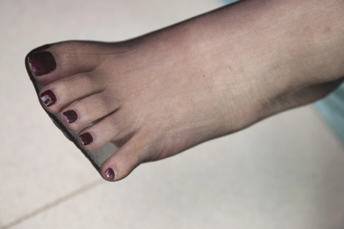 [Mzsock] NO.009 Beauty Shanshan wears black stockings on her beautiful feet painted with red toenail polish. Who doesn’t love such beautiful feet in black stockings? Southern football skills#[107P]-88